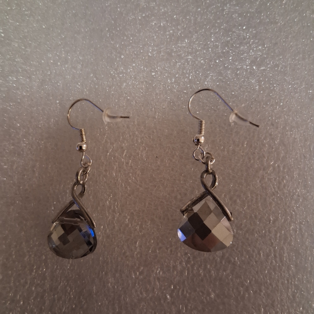 Sophisticated Crystal Earrings with Teardrop Design